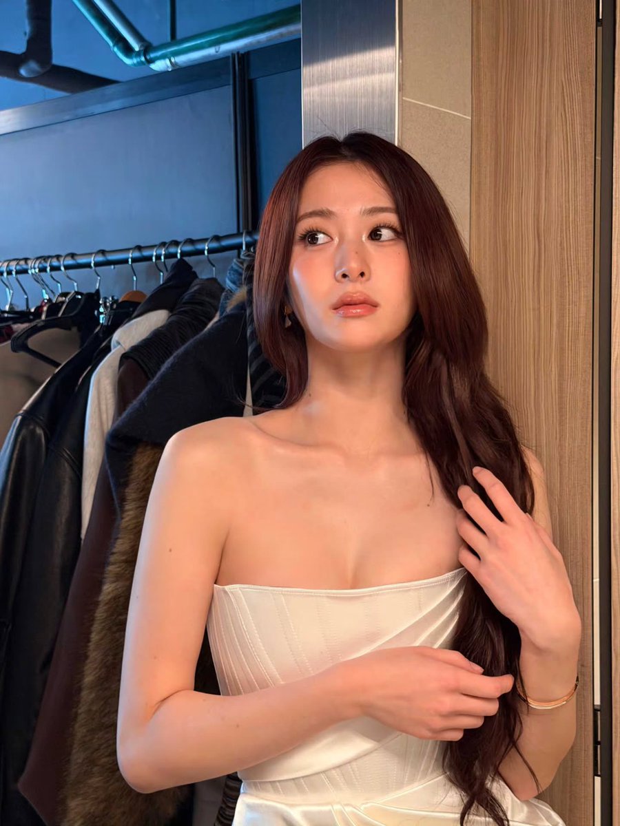 Yunjinf's tweet photo. ⠀⠀
흰 드래스으를 입꾸, 마냥 행복. 𓆩♡𓆪

⠀⠀ https://t.co/PuZOqxQWVg