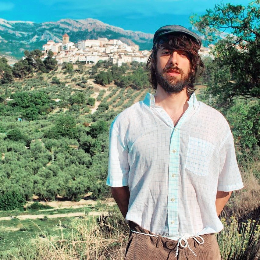 Estoy chillando al ver al tal Uclés. E
Camiseta blanca de cuadros, boina y pantalones fijados con una cuerda... No ha estado ni a tres usos horarios del campo y se pone el outfit del tonto del pueblo pensando que así viste la gente de campo...