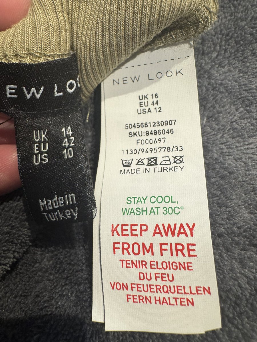 Janeylou78's tweet photo. @newlook please explain why one tag says 14 and the other 16 ?? 
So what size is it 🤷🏽‍♀️ https://t.co/DyLuKZcrPb