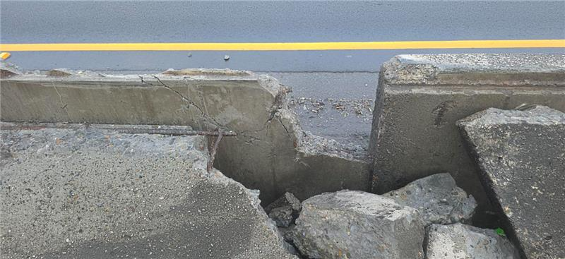 TODAY!
Expect delays in both directions on I-5 approaching US 101 in Olympia 10 am to 3 pm for emergency repairs (1/29). 
Last night’s crash did quite a number on our center barrier. We know it’s a pain, but work has to be done ASAP. <a href="/CityofLacey/">City of Lacey</a> <a href="/cityofolympia/">City of Olympia</a>  <a href="/CityofTumwater/">City of Tumwater</a>