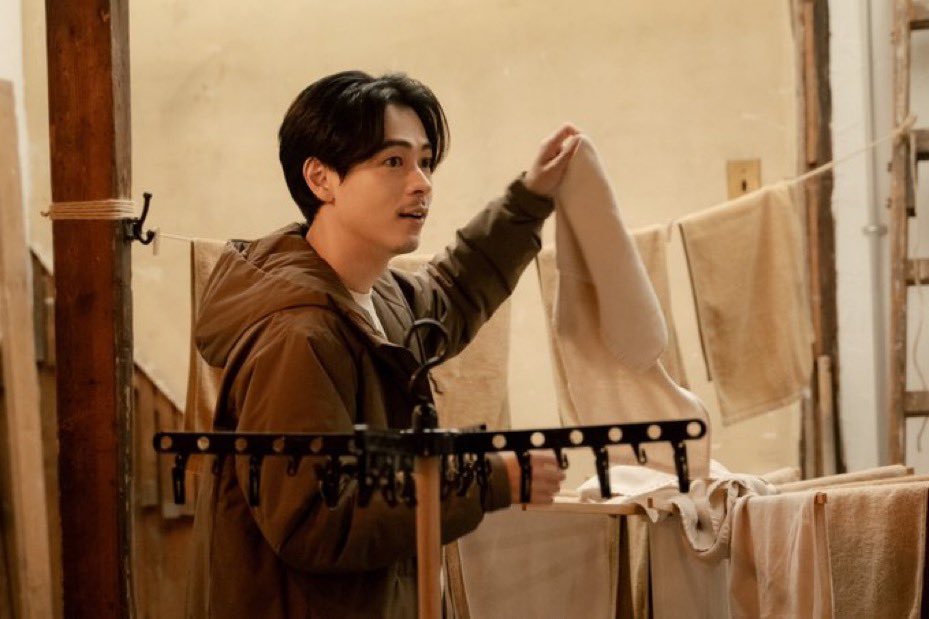 lalaland_japan's tweet photo. 1話目のセリフ

「好きにならない人を好きになる。」

私は今26歳だけど、「自分のことを一途に好きでいてくれそうな人」よりは、「不安要素がある人」を好きになってハマってしまう。自分の感情が変なのかと思ってたけれど、ドラマで感情が言語化されていて心が救われた。

#冬のなんかさ春のなんかね https://t.co/mTqhZhfkDh