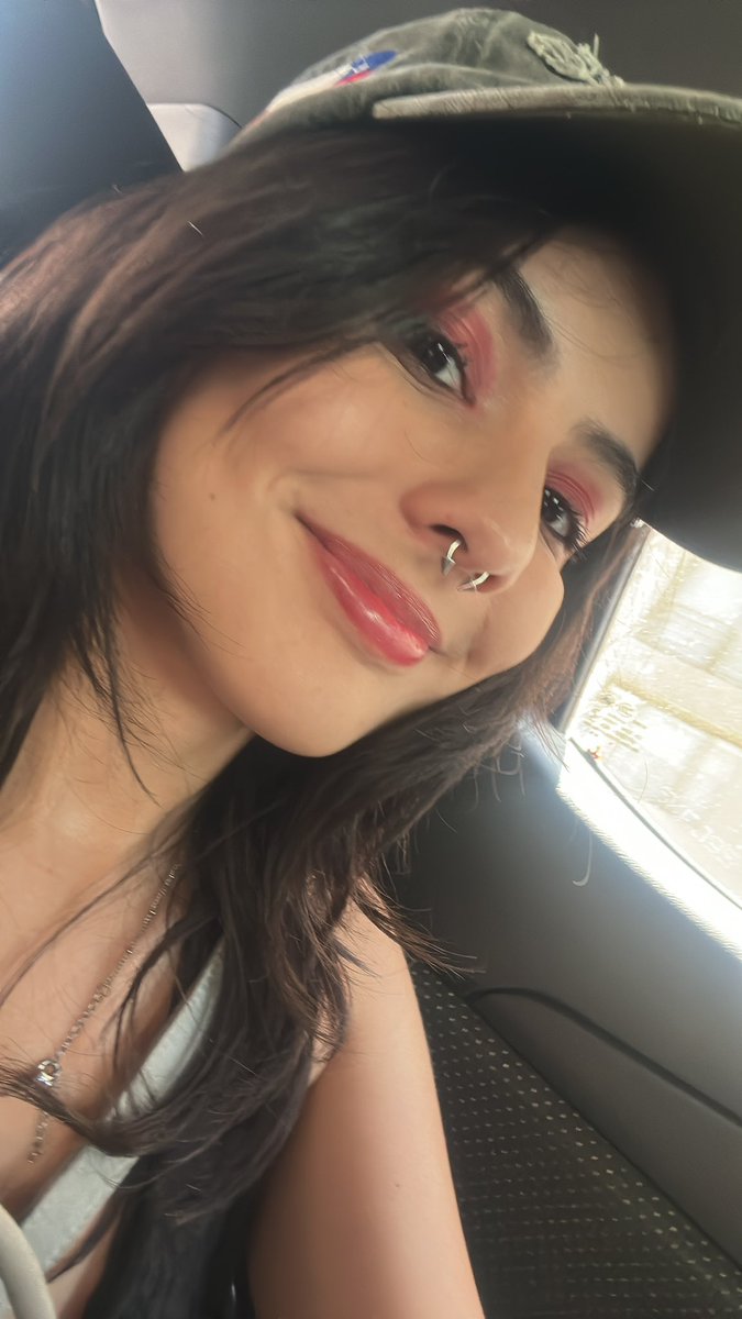 CATAPULTURNER's tweet photo. wn q wea lo difícil q es hacerse las X en los ojos de frank me tuve q hacer el maquillaje 50 veces y me rendí... anyway IM OMW https://t.co/zJEjSPiirA