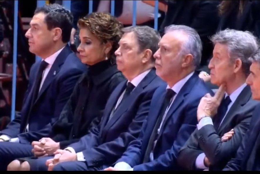 Los tres representantes del Gobierno asisten al funeral de Huelva, flanqueados por Juanma Moreno y Feijóo.
Digo "flanqueados", aunque debiera haber dicho "blanqueados"...
es eso lo que están haciendo, ¿verdad?
o, al menos, intentándolo.