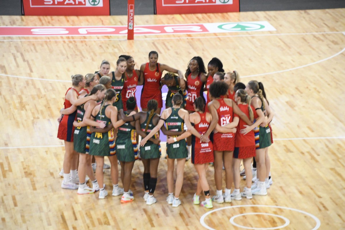 SportArtsCultur's tweet photo. Final score. Full time. ๐๐ฅ
South Africa win 52 to 48 over England. ๐ช
Well done ! ๐๐
#SPARChallengeb #SANetball
#NetballTestSeries #InspiringANationOfWinners
#WeAreAllIn #ProudlySouthAfrican
#EllisParkArena #SupportWomensSport https://t.co/SLeY1bcgaS