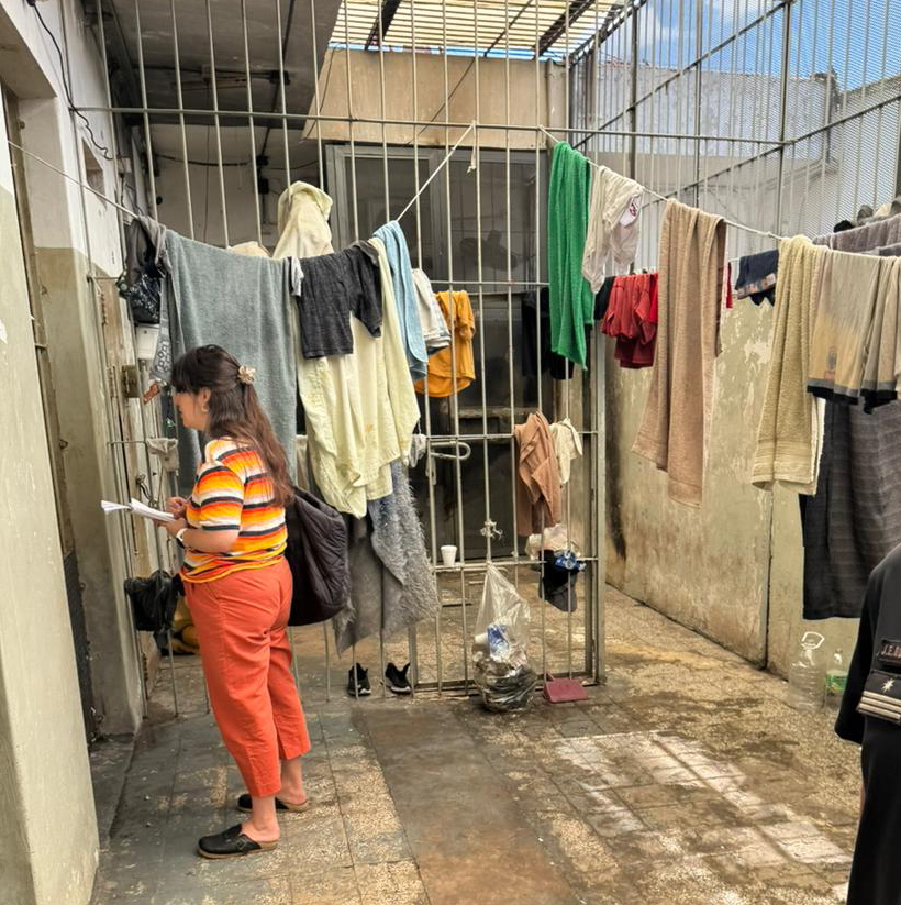 PPNArg's tweet image. 📍 CABA | La PPN monitoreó la Comisaría Vecinal 8 A de Lugano luego de recibir denuncias sobre malas condiciones de alojamiento. Se entrevistó a personas detenidas, quienes manifestaron el incumplimiento de las condiciones mínimas de encierro y diversas problemáticas.

🔎 Entre…