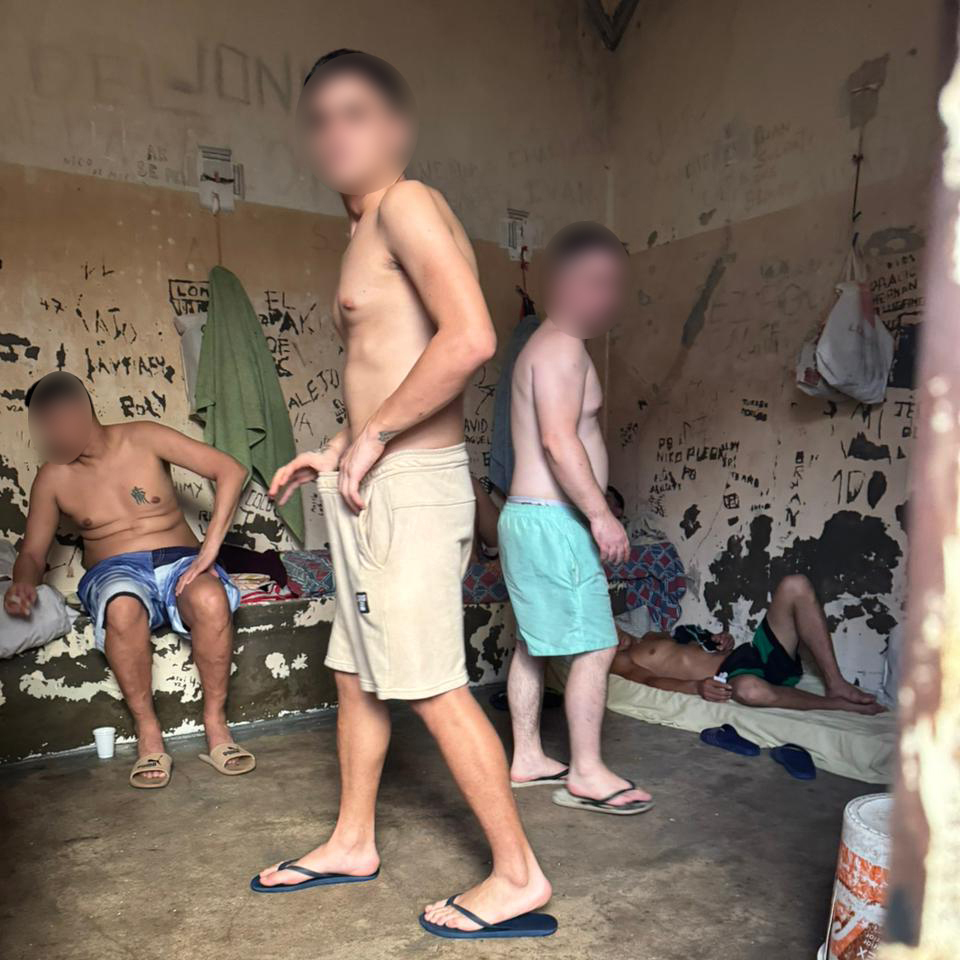 PPNArg's tweet image. 📍 CABA | La PPN monitoreó la Comisaría Vecinal 8 A de Lugano luego de recibir denuncias sobre malas condiciones de alojamiento. Se entrevistó a personas detenidas, quienes manifestaron el incumplimiento de las condiciones mínimas de encierro y diversas problemáticas.

🔎 Entre…