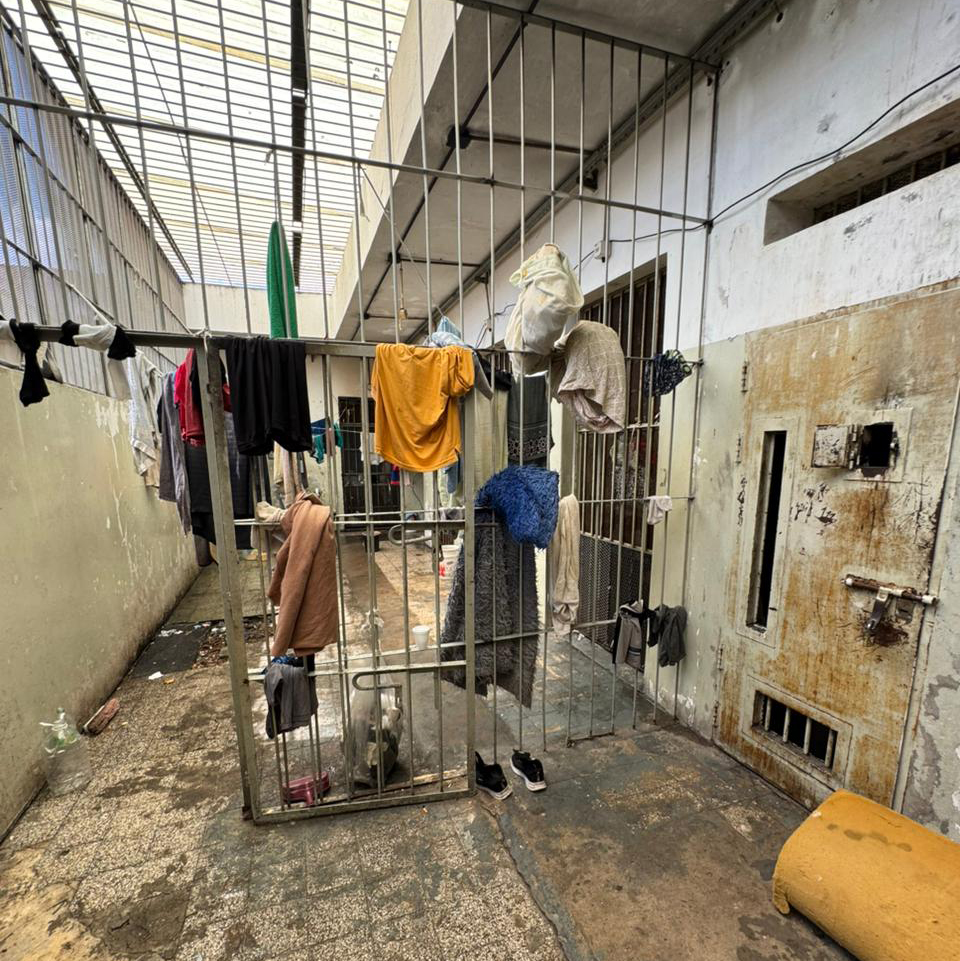 PPNArg's tweet image. 📍 CABA | La PPN monitoreó la Comisaría Vecinal 8 A de Lugano luego de recibir denuncias sobre malas condiciones de alojamiento. Se entrevistó a personas detenidas, quienes manifestaron el incumplimiento de las condiciones mínimas de encierro y diversas problemáticas.

🔎 Entre…