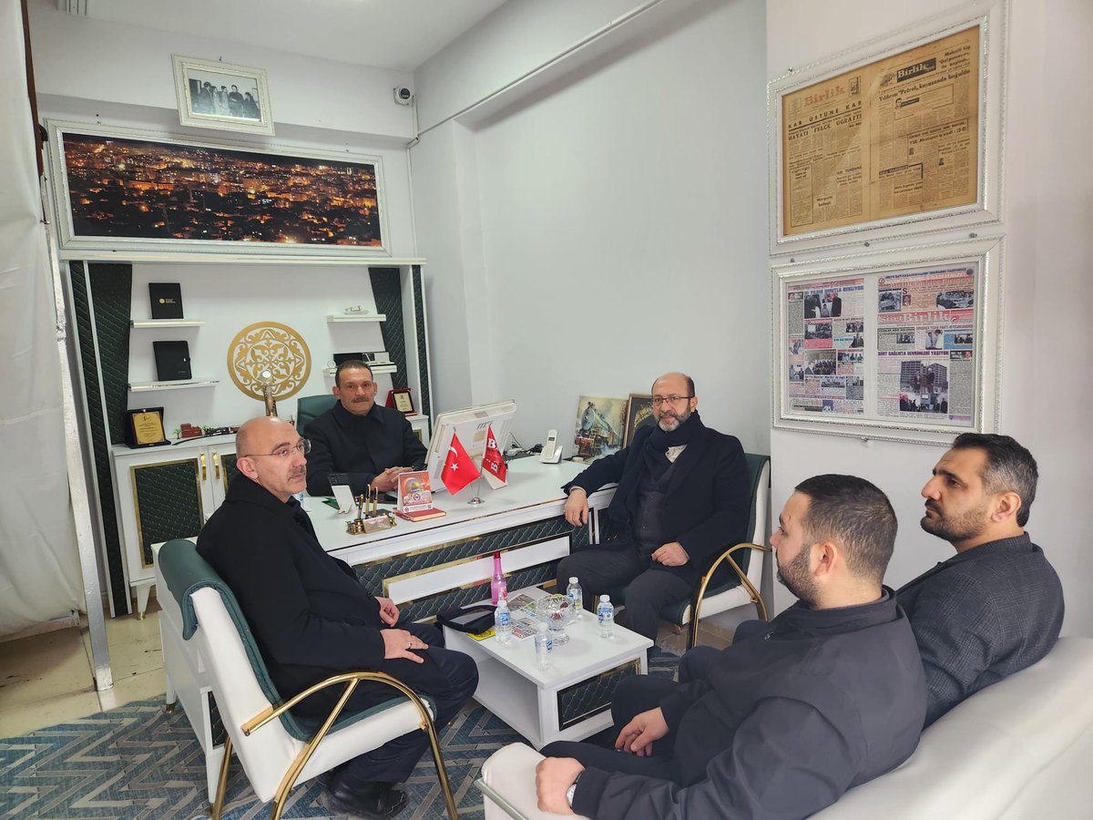 GİK Üyelerimiz Şeyhmus Tanrıkulu, Zülfikar Fırat ve İl başkanımız Abdulhakim Tekin ile beraberindeki heyet,
TRT Haber/Kurdi Temsilcisi Fahrettin Sevinç ve Siirt Birlik Gazetesi Sahibi Diya Yarayan'ı ziyaret ettiler. Gündeme dair hasbihal edildi.
