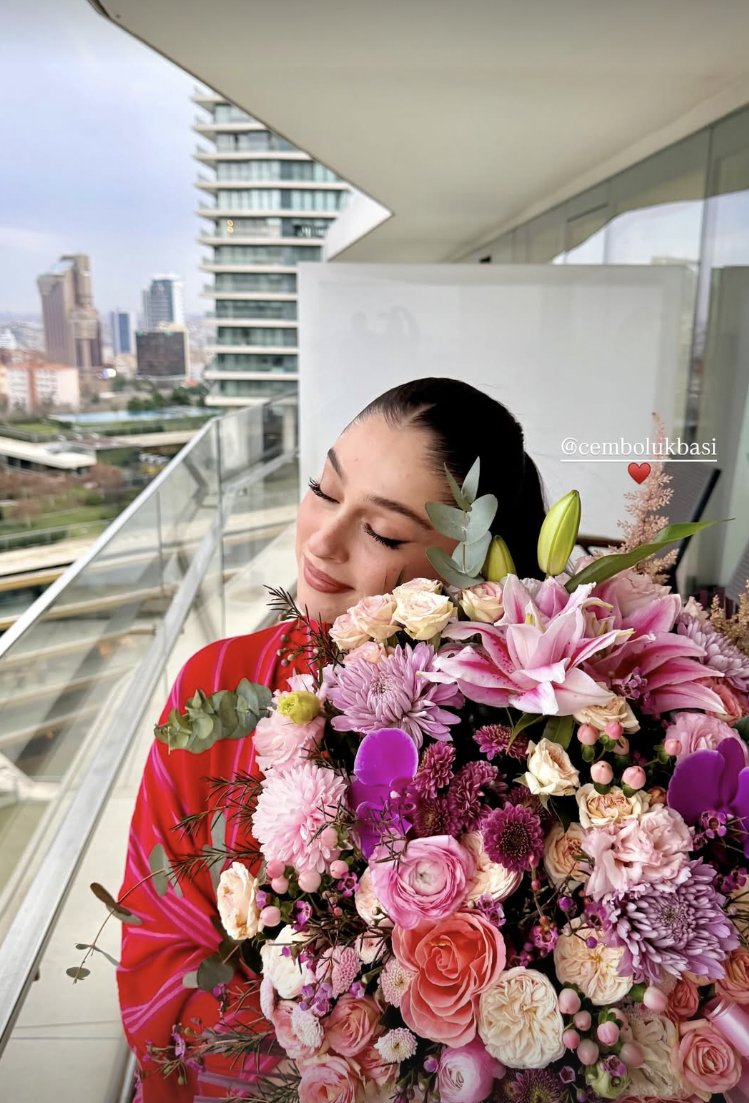 Cemre Baysel sevgilisi Cem Bölükbaşı'nın gönderdiği çiçekleri paylaştı.