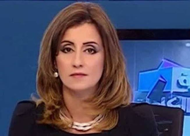 Khaledali251's tweet photo. مذيعات على حافة الضوء والنار

لم يكن الميكروفون يومًا قطعةً بلا روح، ولا الكاميرا عينًا محايدة؛ ففي لحظات الثورة تصبح الكلمة موقفًا، والصوت خندقًا، والصمت خيانة.

لم يكن صوتهن يخرج من الحنجرة فقط، كان يأتي من مكانٍ أعمق… من خوفٍ تم ترويضه، ومن يقينٍ قرر ألا يختبئ.

ريم ماجد، دينا عبد الرحمن، ليليان داود… لم يكنّ مجرد مذيعات يعبرن الشاشة، كنّ ضميرًا يتكلم حين اختنق الكلام، وشجاعةً تُبث على الهواء في زمنٍ كان فيه الهواء نفسه مُراقَبًا.

اخترن أن ينحزن للحقيقة، لا للسلطة، للناس، لا للبيانات الرسمية، فتحْن نوافذ البرامج ليدخل منها الهتاف، والدمع، والأسئلة الممنوعة، لم يقدمن الثورة كخبرٍ عابر، بل كحياة تُنتزع، وكحق لا يُؤجَّل.

ريم ماجد، حين تتكلم، كانت الجملة تخرج صريحةً، واضحةً، محددةً، لا لبس فيها ولا غموض، تمشي على حافة السكين. كانت تعرف أن الحقائق ليست بالضرورة أن تُقال بصوتٍ عالٍ، بل الأهم أن تُقال بثبات، وأن النبرة الصادقة أخطر من الصراخ.

كانت ريم تعرف أن النهاية قد تكون خارج الشاشة،
لكنها قالت كلمتها، فالصمت بالنسبة لها لم يكن خيارًا أخلاقيًا، كانت تدرك أن الحياد كذبة أنيقة، وأن الوقوف في المنتصف يعني غالبًا الوقوف مع الأقوى، فانحازت للحقيقة، وللضمير الإنساني… ودفعت الثمن.

دينا عبد الرحمن، لم تكن صوتًا يُسمَع فقط، كانت مسافة صمتٍ تسبق الكلام. كأنها تعيد تهذيب اللغة
قبل أن تخرج إلى الضوء، فتخرج الجملة منها مُشبَعة بالمعنى، لا تبحث عن تصفيق، ولا تخشى العواقب. كانت تعي أن الحقائق لا تُقال إلا كاملة، فاختارت ذلك الطريق الصعب، كأنها تضع قلبها على الطاولة، وتتركه هناك، شاهدًا على زمنٍ كان يُطلب من الأصوات أن تنجو… لا أن تكون أمينة.

الكلمات التي كانت تخرج من دينا عبد الرحمن
كانت تعرف طريقها إلى القلوب، فلم تكن تقرأ الأخبار فقط، بل كانت تُنصت لها أولًا، وتترك الجملة تمرّ بالقلب قبل أن تمرّ على الهواء. وفي البرامج الحوارية
كان يأتي صوتها دافئًا كاعتراف، وحادًا كسؤال لا ينام.
لم تساوم على نبرة، ولم تُخفف الحقيقة كي تُرضي شاشةً أو إدارة.

أما ليليان داود، فكانت اللبنانية العربية التي صارت أقرب، والتي قالت ما يخشاه أصحاب «البيت»، فدُفعت خارجه بلا تردد، كأن الوطن ضاق فجأة
بصوت امرأة صادقة.

كانت ليليان تسير عكس التيار بلا ضجيج، امرأة تقول «لا» بلغة هادئة تُخيف أكثر من الصراخ. قالوا لها إن الشاشة لا تحتمل هذا الصدق، فأغلقوا الضوء، وظنوا أن الصوت ينطفئ إذا خرج من الاستوديو، ولم يعلموا أن الأصوات الحرة تتعلم الطيران في العتمة.

الثلاثة أحببن الثورة، وكانوا في ميادينها شأن الملايين،
والحب الذي أقصده هنا ليس عاطفة، بل إصرارٌ هادئ
على ألا نخون أصواتنا. إصرارٌ على أن نختار الصدق حتى حين يكون مُكلفًا، وأن نكتب—ونقول— كأننا سنُحاسَب أمام ضمائرنا فقط.

دفعن الثمن غاليًا: إقصاء، تشويه، هجوم، وتحويل المهنة إلى ساحة عقاب….دفعن الثمن وهنّ واقفات،
لأن السقوط الحقيقي لم يكن في فقدان المناصب، بل في فقدان الذات والضمير. فاخترن الخسارة التي تُنقذ الروح، وربحن ما لا يُوزن ولا يُقاس: أن تخرج الكلمة
من القلب والعقل، وتكون عنوانًا للحقيقة، وأن يُقال يومًا إن نساءً واجهن الخوف دون أن يطلبن إذنًا من أحد.

هؤلاء لم يخنَّ المهنة، بل أعَدْن تعريفها. أثبتن أن الإعلام ليس مرآةً للسلطة، بل سؤالًا في وجهها. وأن الثورة لا تحتاج فقط من يهتف في الشارع، بل من يحمي صوت الشارع حين يصل إلى الاستوديو.

لم يكنّ بطلاتٍ أسطوريات، بل نساءً عاديات اخترن أن يكنّ صادقات في زمنٍ يُكافئ الزيف. وحين يُكتب تاريخ الثورة من الهامش، سيظهر صوتهن بين السطور، واضحًا، عنيدًا، كأنه يقول: هنا مرّت الحقيقة… ولم تعتذر.

سلامٌ عليهن… على أصواتٍ اختارت أن تكون واضحةً وحقيقية، حتى لو قُمِعت، وعلى نساءٍ عرفن أن التاريخ يتذكّر من قالوا «لا» أكثرَ ممّن قرؤوا النشرات الكاذبة
بسلامِ ضمير.

شكرًا لكنّ….لأنكنّ لم تجعلْنَ الصوت مهنة، بل مسؤولية، وحين ضاق الهواء وسُدَّت النوافذ، فتحْتن للكلمة صدرًا، وللحقيقة مكانًا.

شكرًا لأنكنّ اخترتن الوقوف حين كان الجلوس أكثر أمانًا، والوضوح أكثر كلفة، والصدق طريقًا بلا ضمانات. علّمتننا أن الإعلام ليس ما يُقال فقط، بل ما يُدفَع ثمنه.

شكرًا لأصواتٍ لم تُهادن الخوف، ولقلوبٍ لم تطلب إذنًا كي تنحاز للناس، سيظل اسمكنّ علامةً على زمنٍ مُرتبك، ودليلًا على أن بعض الخسارات كانت في حقيقتها أجمل أشكال الانتصار.

#من_حكايات_الثورة