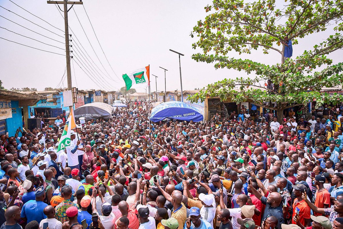 TENIBEGILOJU202's tweet image. PETER OBI REACTIVATED HIS POPULARITY IN ABUJA AS MAMMOTH CROWD WELCOMED HIM.. This is just one local govt o, when we told you that with or without advert, garri must sell pass spaghetti nko? Peter Obi will always shine in any party, na dem dey fear!!! Retweet massively till it…