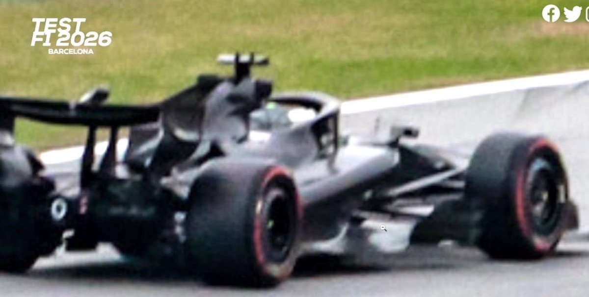 F1Stewie's tweet photo. En esta otro se aprecia mucho rake, con sello de Newey, una suspensión delantera muy currada. Pero qué narices es lo de la aleta de tiburón??? https://t.co/MOjtrGAKM0