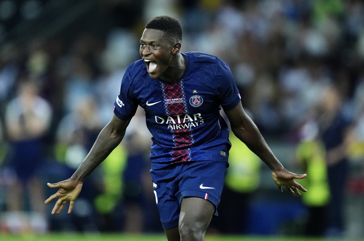 Depuis août, à mes yeux, Vitinha, Willian Pacho, Warren Zaïre-Emery et Nuno Mendes sont les quatre meilleurs joueurs parisiens.

Ce sont eux qui lient le mieux un niveau de jeu élevé et une régularité chaque semaine.