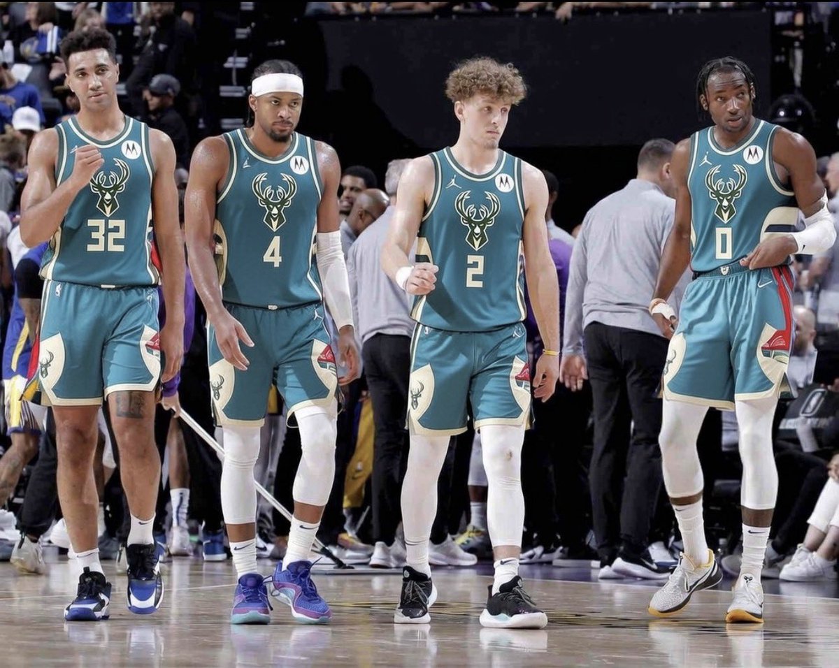 27woorld's tweet photo. Future bright in Milwaukee #DubNation https://t.co/eNx0cul0aW
