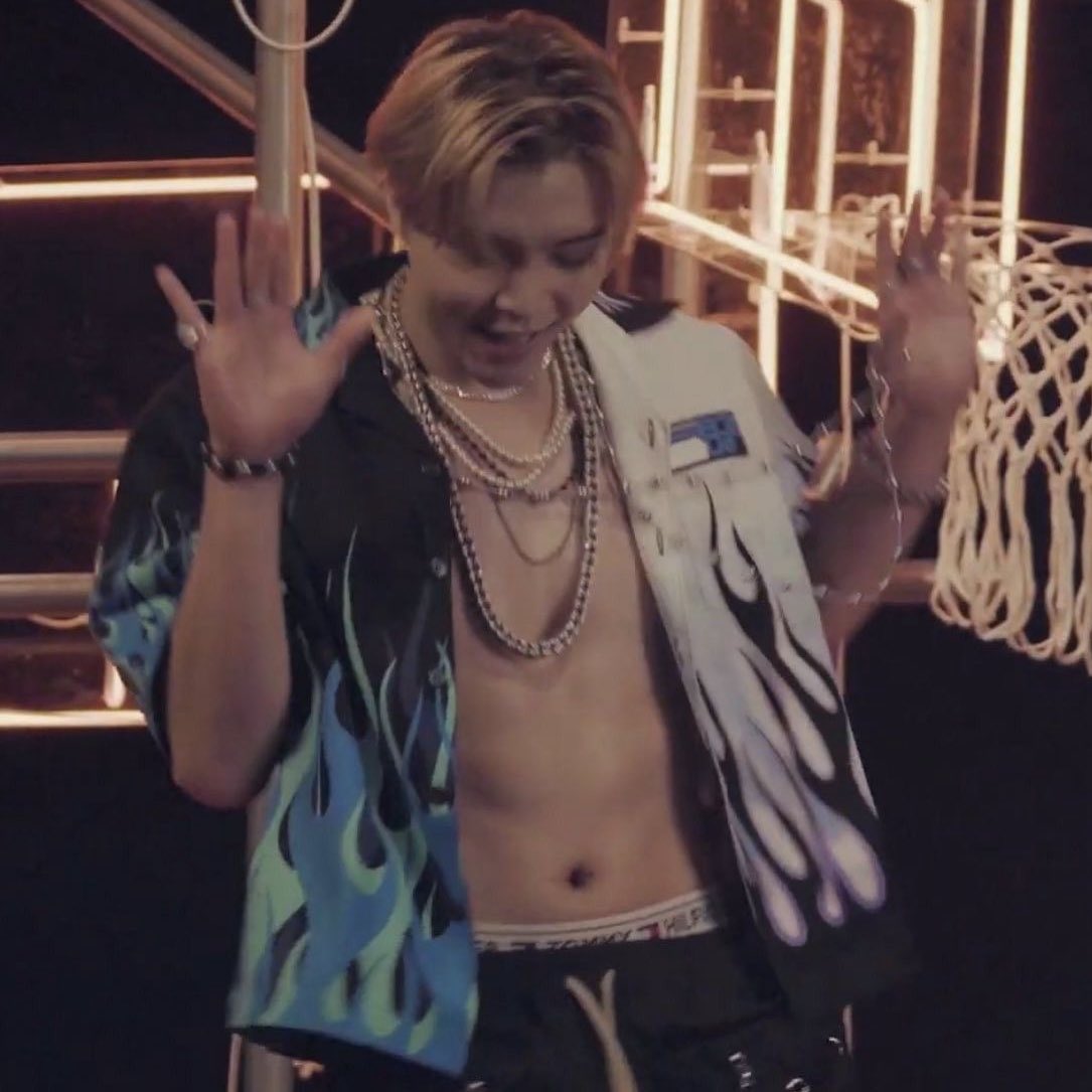 favxritejsuh's tweet image. this entire look was IT!!