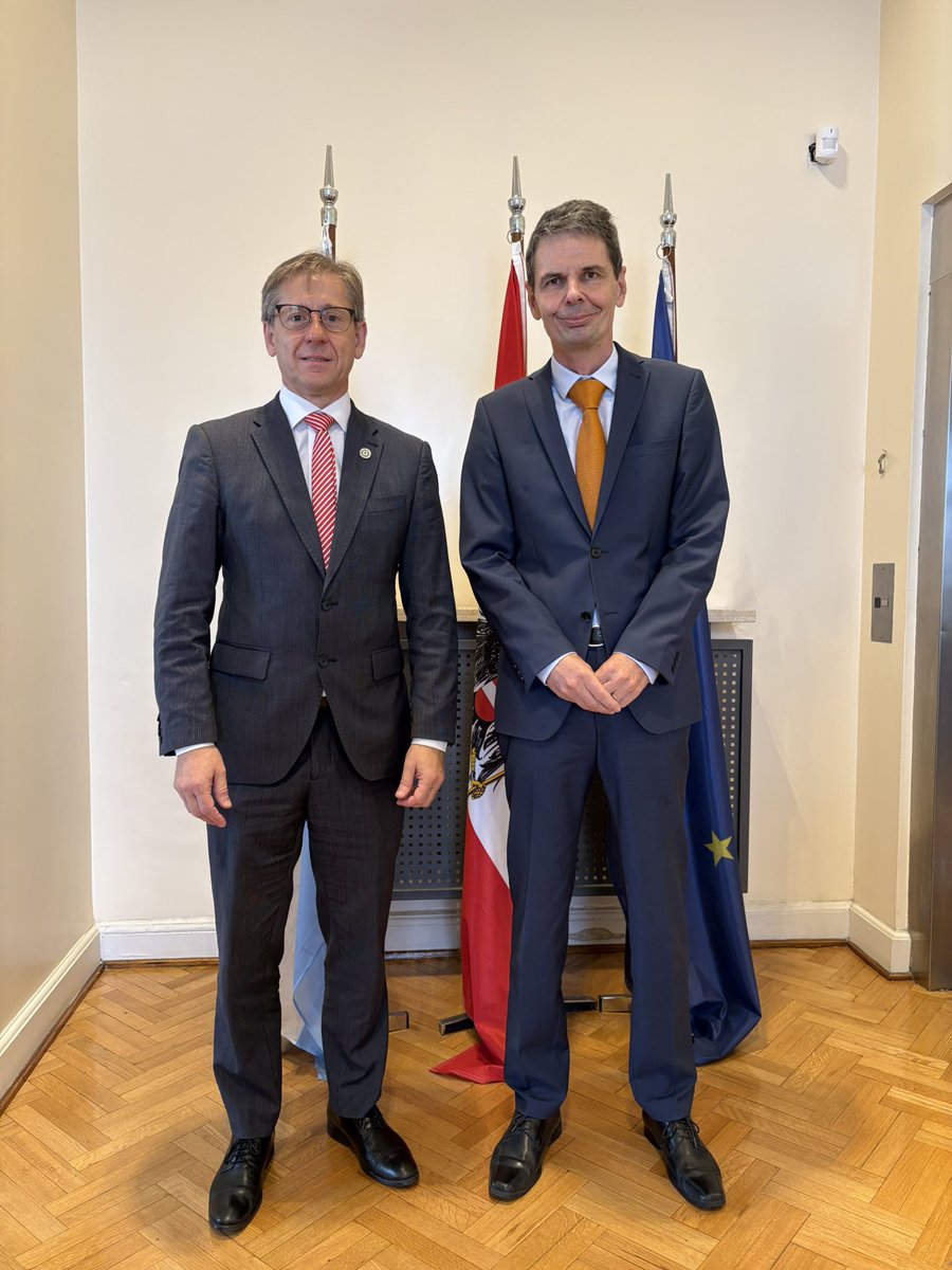 petecovischi's tweet photo. Me reuni con Gerhard Mayer, embajador de Austria en nuestro país. Coincidimos en el gran potencial de seguir fomentando el trabajo articulado con Corrientes, en especial en los rubros de alimentos, tecnología industrial y, por supuesto, forestal. 🇦🇷🤝🇦🇹 https://t.co/pmJ3UR62la