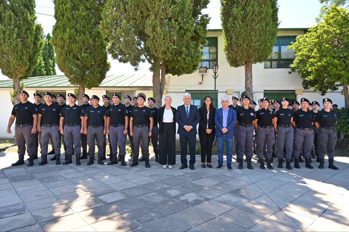 Visité la PENITENCIARIA (mi octava visita desde que soy Gobernador) para saludar personalmente y darles la bienvenida a la Fuerza a los 33 jóvenes Oficiales que egresaron en diciembre pasado del Instituto Superior de Seguridad Pública, luego de tres años de carrera. Más inversión
