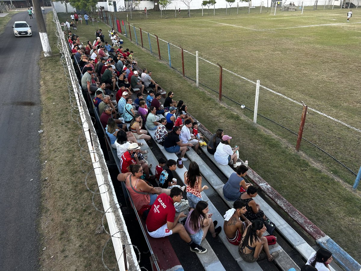MaauriDelgado's tweet photo. 📍 San Gregorio de Polanco fue roja.
Pese a ser miércoles, unos 350 hinchas de #Durazno coparon el Estadio 16 de Noviembre. La Península Dorada sintió el aliento de la selección más laureada. 🔴🔥 https://t.co/xL78qiOo69