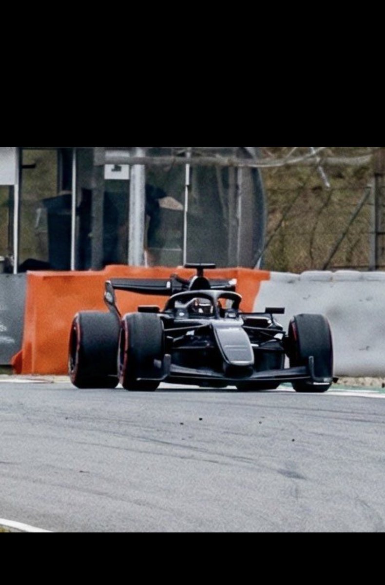 Nanosecso's tweet photo. - Morro con los soportes muy anchos 
para dejar pasar el aire 
- Distancia enorme entre los brazos de la suspensión para dejar pasar el aire
- Entrada de aire del pontón MUY estrecha, estilo RB18 y AMR23 (ambos conceptos de Newey)
- Corte inferior del pontón extremadamente pronunciado
- Salida de aire en la tapa motor estilo Ferrari
- Abertura en el halo
- Tapa motor envasada el vacío 

Estoy muy emocionado. 

COCHE A BATIR.