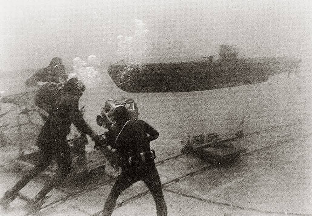 RobbieRaygun's tweet photo. Filming Das Boot (1981)
#Uboat #U96 #TypeVIIC #WWll #ALARMMM! https://t.co/IeAHDFuu51