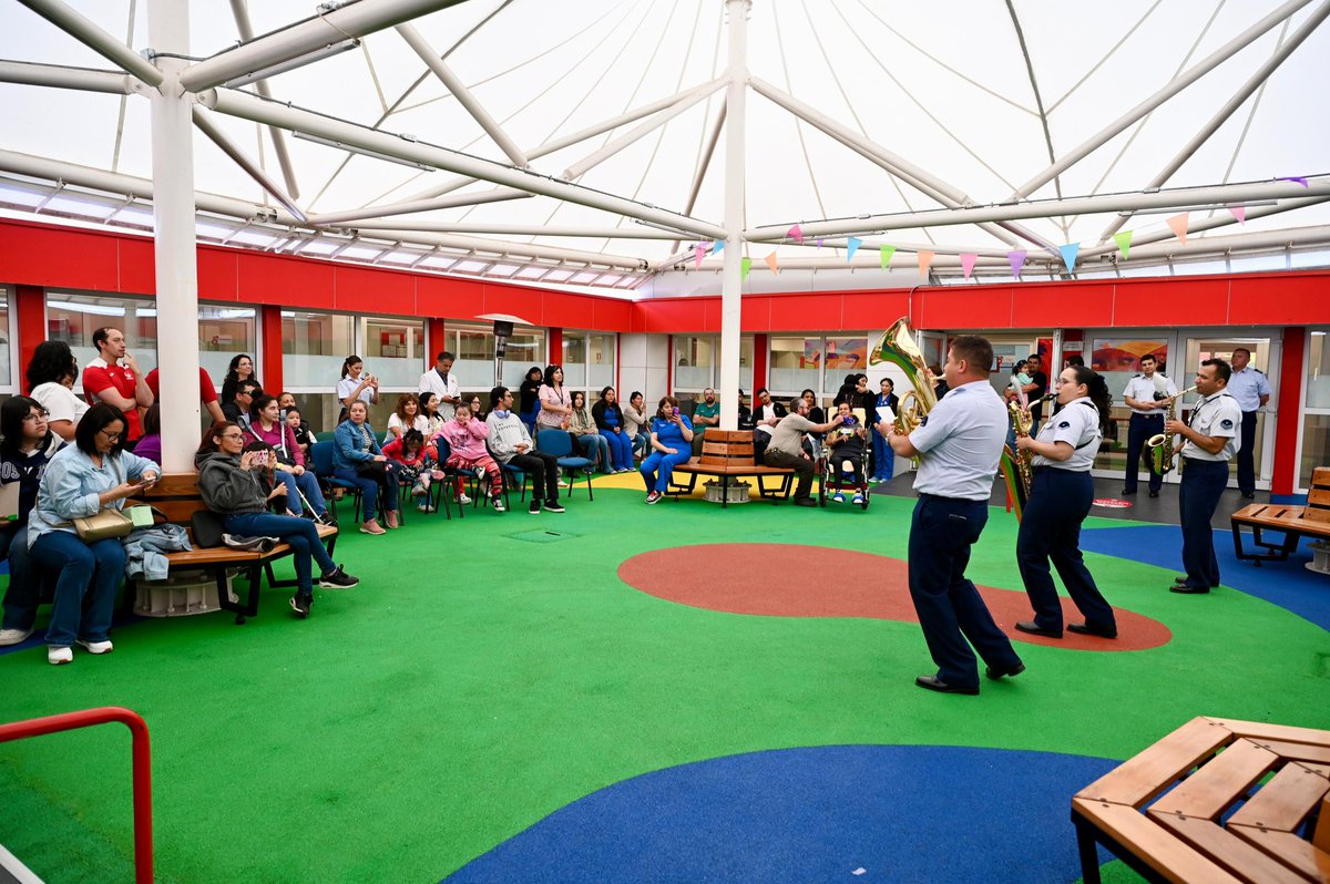 FACh_Chile's tweet photo. La Dixie Band #FACH llevó música y alegría a pacientes de Teletón Puerto Montt y del Hospital Puerto Montt, sorprendiendo también a funcionarios en sus casinos como reconocimiento a su gran labor diaria.
Fuerza Aérea de Chile, #MASCercadeTi 💙 https://t.co/i6n2DOEnhJ