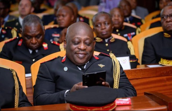 afrikarabia's tweet image. 🔴#RDC : Les proches du général Christian #Ndaywel, emprisonné à #Ndolo, dénoncent « une #détention arbitraire contraire à sa qualité de simple témoin ». Il a été auditionné au #CNC concernant « la planification » d’un projet de coup d’Etat. Ses proches comptent saisir le