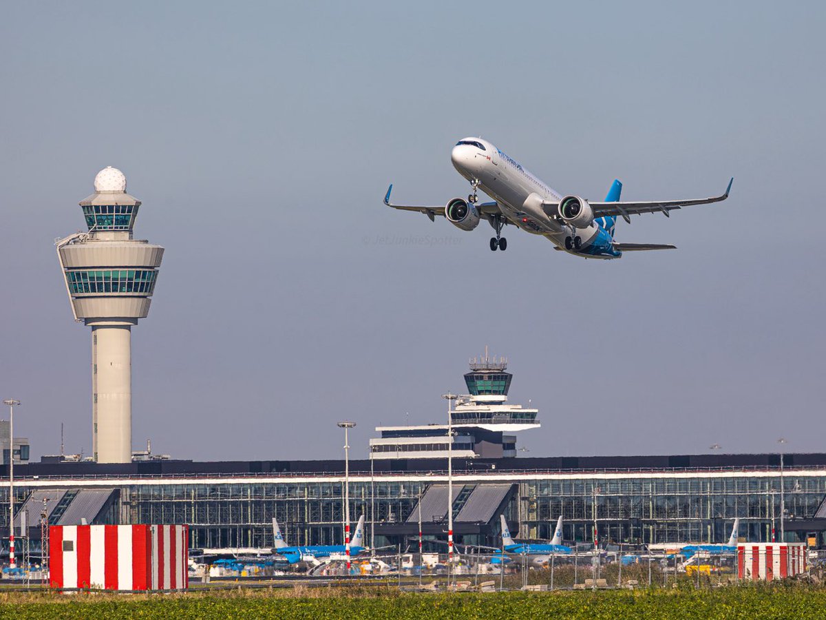 jetjunkiespott1's tweet photo. Departing R24 @Schiphol here is one of @airtransat @Airbus A321neos heading back to YYZ #avgeeksassemble #aviator #plane #Airport #Airplane #airtransat #Airbus #aviation #a321neo #planespotter #aviationdaily #planepics https://t.co/sPb5mCguX5