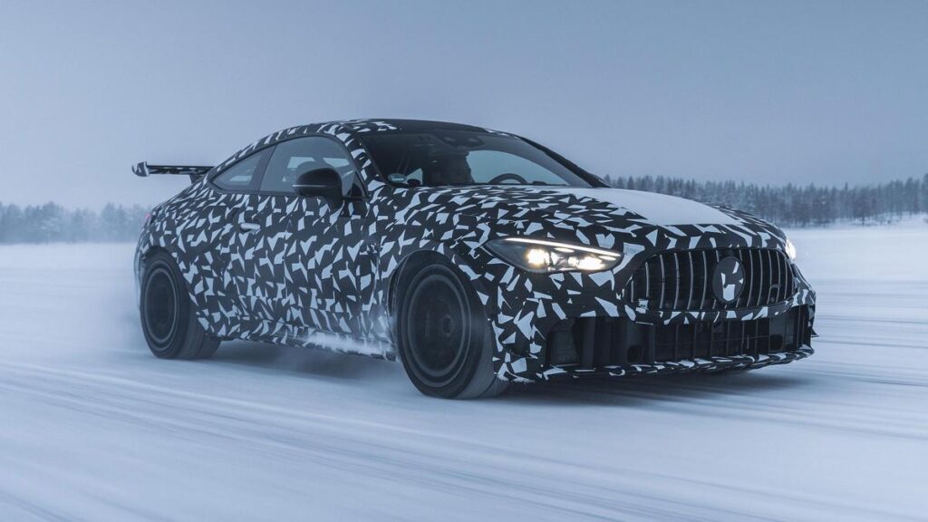 ADELANTO: NUEVO MYTHOS “TANGIBLE” DE MERCEDES PRUEBA EN EL ÁRTICO
Ensayo muy al norte de Suecia de la segunda entrega del superdeportivo biplaza, por ahora, con carrocería de CLE bastante modificada, consecuente con una mecánica V8 extrema que, según los informes, superaría los