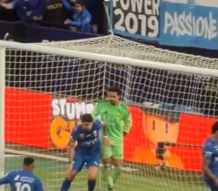 Rymyh_24's tweet photo. #الهلال_القادسيه 

#نواف_العقيدي حط يده
على كتف اللاعب انطرد ..

#محمد_كنو نطح اللاعب
وضربه على راسة واكتفى
بـ الكرت الأصفر فقط ..

السيد جيسوس لم يخطئ
في حديثه .. عندما ذكر 
#الهلال لديه القوة السياسية😂 !!.. https://t.co/9AE37FodX6