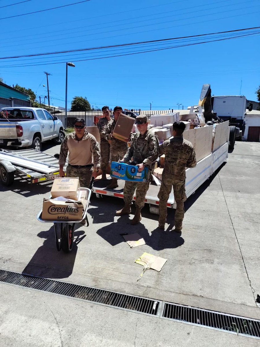 Ejercito_Chile's tweet photo. La Unidad Fundamental de Emergencias y Catástrofes (#UFEC) del Regimiento N.º 16 “Talca” fue desplegada en el centro de acopio de la comuna de #Florida, provincia de #Concepción, donde apoyó con la descarga de ayuda proveniente de distintos lugares y su clasificación para que pueda ser entregada a la comunidad. #EjércitoEnAcción🇨🇱 #Biobío