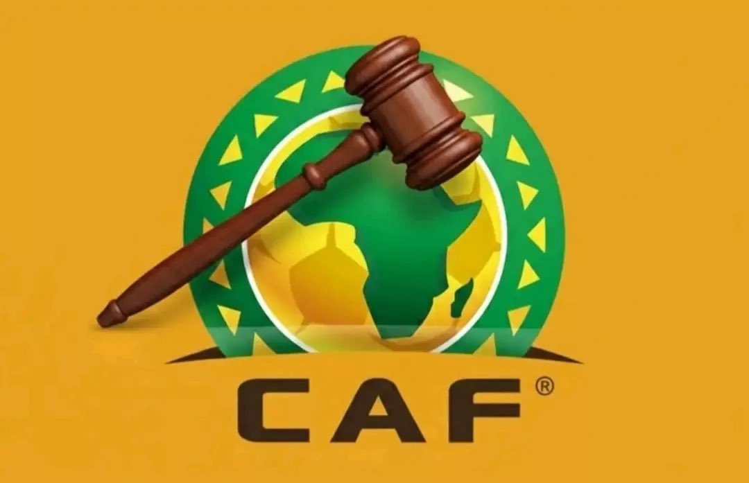Jafkech's tweet photo. 📣OPINION📣

J’ai préféré prendre mon temps avant de réagir à la décision de la CAF, mais il m’est impossible de ne pas m’exprimer face à ce simulacre de justice.

(🚨Je finirai ensuite par un message primordial aux Marocains)

La CAF avait une occasion en or d’affirmer son professionnalisme, en appliquant tout simplement son propre règlement général.
C’est d’ailleurs ce que lui avait demandé le président de la FIFA.

Mais à la place, on a assisté à une humiliation pour le football africain et l’Afrique, que je vais expliquer brièvement en 3 points:

1️⃣ Pourquoi les articles 82 et 84 n’ont pas été appliqués ? L’arbitre ET le commissaire du match (en plus des yeux de centaines de millions de personnes) ont clairement indiqué dans leurs rapports que l’équipe du Sénégal a quitté la pelouse, créant par l’occasion la plus grande humiliation de l’Histoire moderne du football africain.

La non-application de son propre règlement prouve l’amateurisme et la faiblesse de cette institution.

2️⃣ Parlons de la disproportion incompréhensible et honteuse des sanctions.

Comment Saibari a pu écoper de 3 matchs pour une serviette ;
Eto’o de 4 pour s’être emporté en tribune ;
Et que Pape Thiaw, qui a agi comme un ado prépubère en appelant ses joueurs à quitter la pelouse face à une décision arbitrale correcte, qui est responsable de tout le bordel à la fin du match, et qui a saboté non seulement la finale, mais aussi l’image du football africain et du continent lui-même, n’écope QUE DE 5 matchs ?!
Une décision incompréhensible, une honte absolue.

3️⃣ Enfin, les sanctions contre les ramasseurs, du jamais vu, alors même qu’ils sont sous l’autorité directe de la CAF

Des incidents qui impliquent des ramasseurs de balles, on en voit tout le temps dans le foot
Mais jamais une équipe ou une formation n’a été punie pour leurs agissements

C’est une décision autant incompréhensible pour toute personne dotée de raison que ridicule sur le plan juridique. Une autre honte pour le football africain

✅ Maintenant, j’aimerais finir sur 2 points:

🌍 D'abord aux ennemis du Maroc:

Vous avez ici la preuve ultime que ni Lakjaa ni la FRMF ne contrôlent quoi que ce soit à la CAF.
Vous avez calomnié le Maroc, l’accusant de corruption pendant toute la compétition.
Pourtant, c’est la sélection qui a été traitée le plus injustement, que ce soit pendant la compétition, qu'après. Par les décisions arbitrales et par les instances juridiques de la CAF.

Honte à vous.

🇲🇦Ensuite, à mes frères et sœurs marocains : on peut critiquer ce qu’on veut sur le plan du football, mais ce à quoi on a à faire aujourd’hui dépasse largement le cadre du sport.

Le Maroc fait face à une campagne de désinformation jamais vue dans l’Histoire de ce continent.
Ça n’a pas commencé avec la CAN, mais depuis la désignation du Maroc comme pays hôte de la CAN face à l’Algérie, puis comme co-hôte de la CDM.

🇩🇿 Un pays en particulier diabolise Lakjaa depuis des années.
Aujourd’hui, il est joint par d’autres pays jaloux de la réussite du football 🇲🇦, pris comme exemple il y a encore 2 mois par l’ensemble de ce même continent.

🇪🇸Ils jouent même le jeu des Espagnols qui font tout pour organiser la finale de la CDM 2030.

Ces ennemis diffusent CONSTANTEMENT DES FAKE NEWS:

🔹D’abord avec les stades (IA, seront pas finis, pas aux normes)

🔹Fake news sur les chiens errants.

🔹Pas de hype

🔹Accusations de racismes, les subsahariens seront agressés.ww

🔹Rien de cela ne s’étant passé, alors ils ont accusé sans preuve le Maroc de corruption, dans un complotisme immonde.

➡️Vous méprenez pas, cette guerre médiatique durera jusqu’en 2030, menée en premier lieu par ceux qui font tout pour saboter le Maroc depuis 50 ans.

Alors, il est PRIMORDIAL QU’ON SOIT UNIS, aujourd’hui plus que jamais.

Je répète, tout cela dépasse le football, c’est une guerre médiatique, culturelle, économique et géopolitique à laquelle on fait face. Sans union, on est fouttu.

SOYONS UNIS, UNIS, UNIS.

🇲🇦🇲🇦🇲🇦🇲🇦🇲🇦🇲🇦🇲🇦🇲🇦🇲🇦🇲🇦🇲🇦🇲🇦🇲🇦🇲🇦