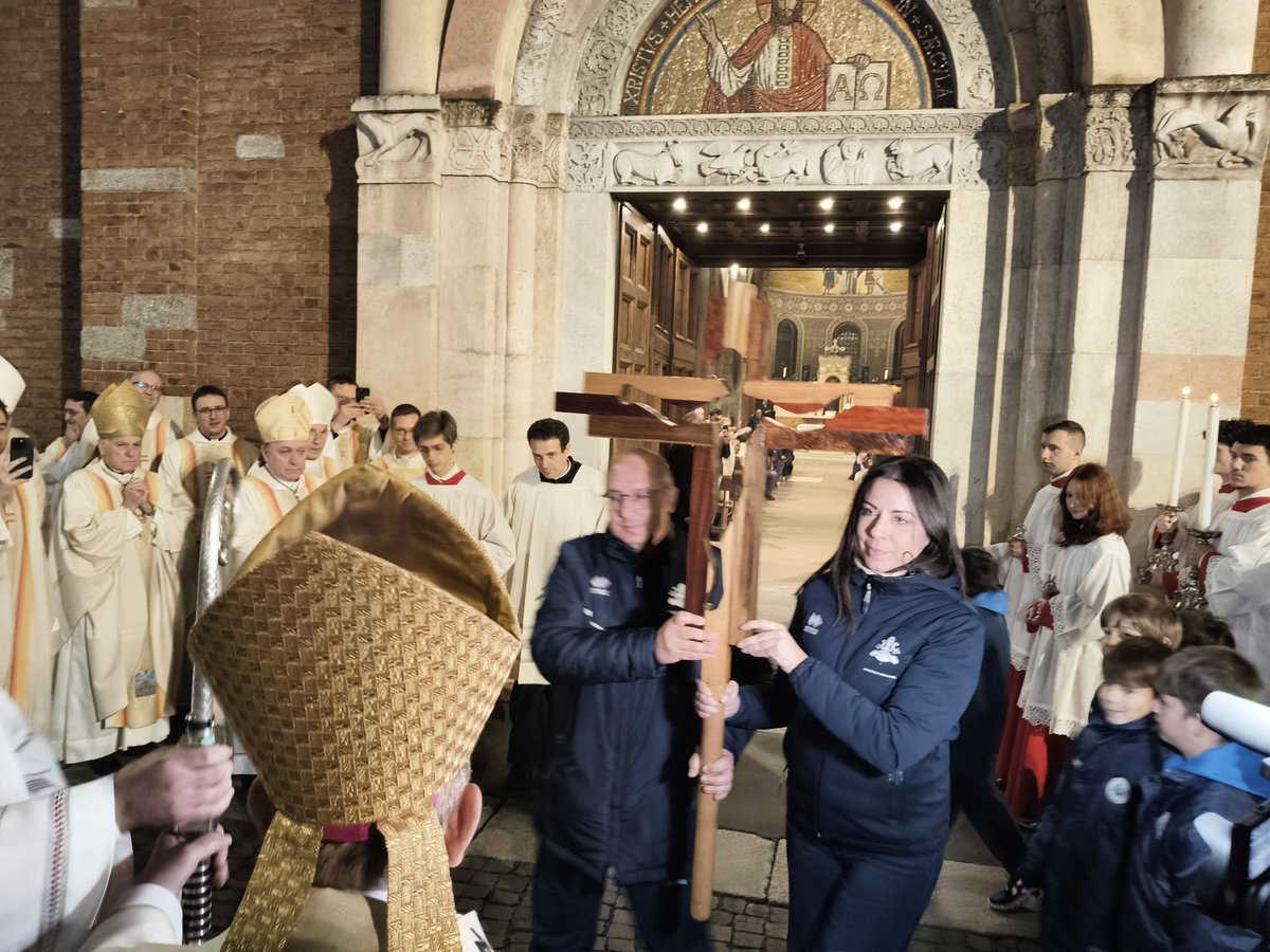 fam_cristiana's tweet photo. #Delpini: La croce degli sportivi è più uno spiraglio che una figura, è un'apertura per accogliere il mistero. Il corpo assente suscita domande. Resterà in questa Chiesa e parlerà come parla un corpo glorioso che alimenta lo stupore" #olimpiadi @chiesadimilano https://t.co/9LftSbOeyv