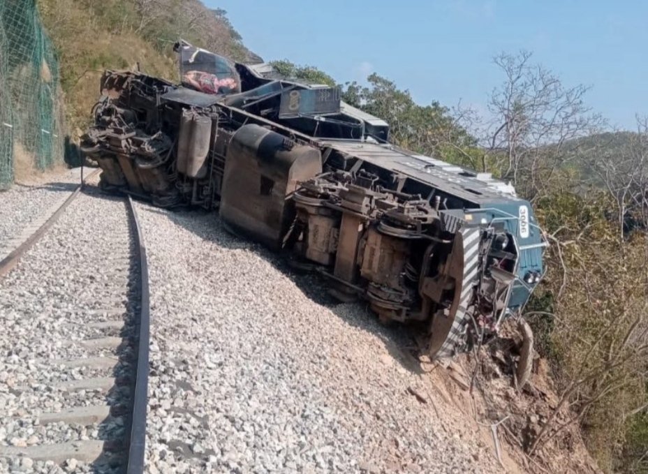Hace más de 60 años Japón ya tenía trenes que viajaban a más de 250 km/h, con sistemas de FRENADO automático (cuando exceden velocidades), con sensores sísmicos, trenes de inspección etc...Hace 60 AÑOS!

Pero esta chingadera ni velocímetros tenía