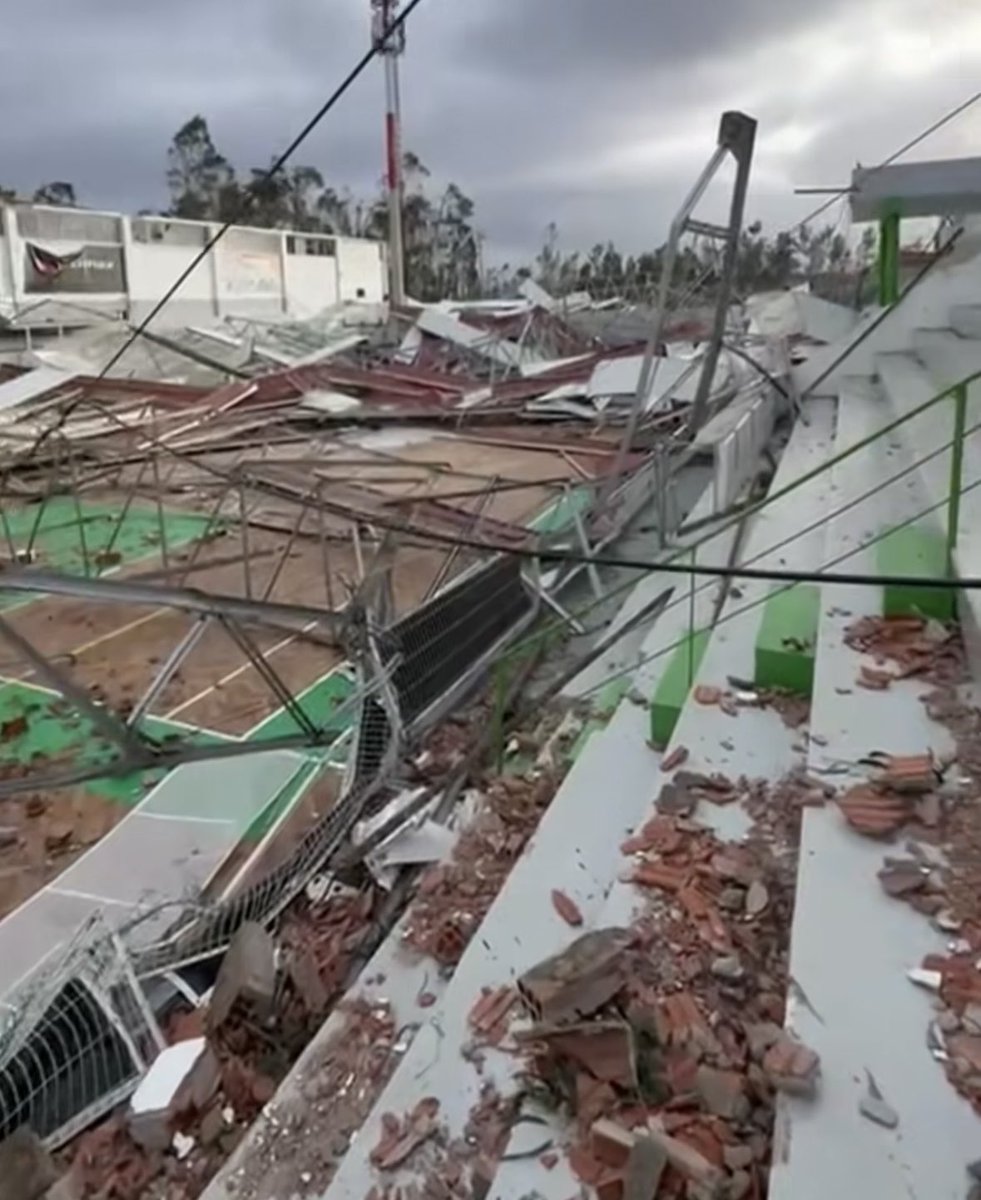 O pavilhão do Sporting Clube Marinhense.

O país ainda não percebeu bem o estado em que está Leiria. O cenário é ASSUSTADOR.