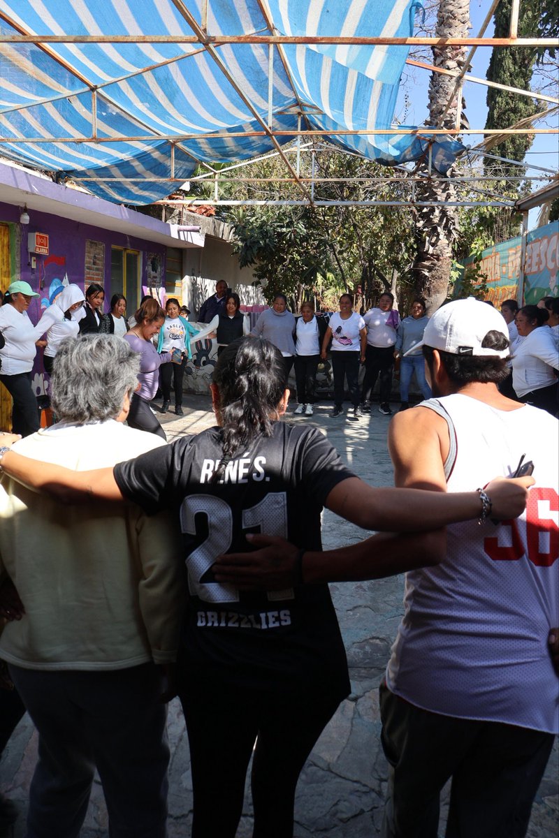 NoraMEscamilla's tweet photo. La Zumbateca del 12 no para y está mañana lo dejamos todo en la pista. 💃🔥
Gracias a este gran grupo de amigas de Santo Tomás Chautla, por sumar su energía, alegría y trabajo para fortalecer al equipo del Distrito 12.

Así también se construye comunidad: activándonos, conviviendo y estando siempre en territorio. 🤝✨
 
¡Aquí no es discurso, aquí sitio es puro trabajo!

#El12EnMovimiento #SiempreEnTerritorio