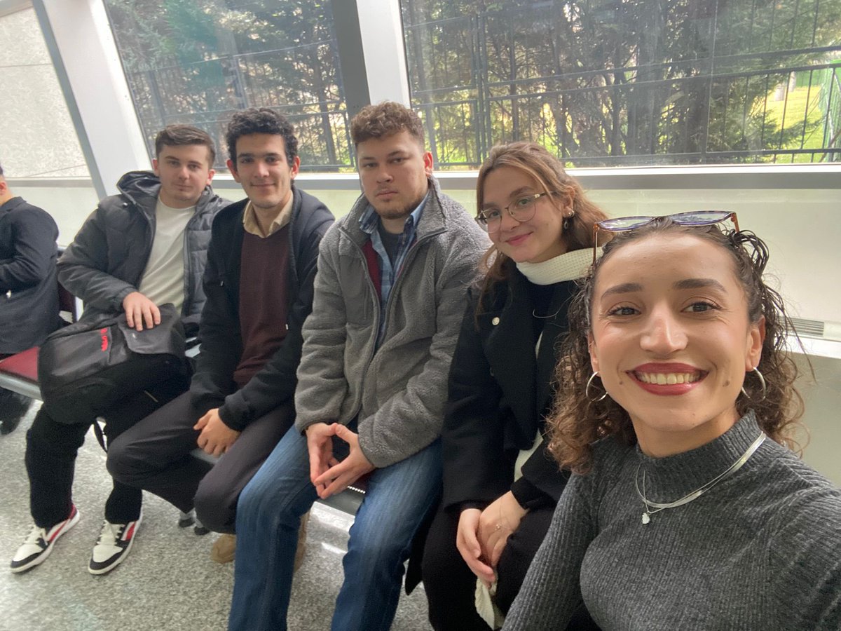 Ankara’da Siyaset Bilimi, Uluslararası İlişkiler temalarıyla düzenlenen 30 Altı Gençlik Zirvesi’ne bölüm öğrencilerimiz katıldı.
Programda yapılan bilgi yarışmasında ikincilik ödülü alan UİSAT YK üyemiz Hacer Simnur Bayrak’ı tebrik eder, katılan öğrencilerimize teşekkür ederiz.