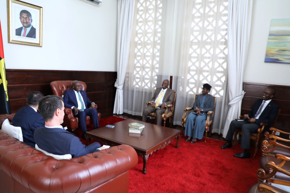 angola_Mirex's tweet photo. Son Excellence Téte António, ministre des Affaires étrangères, a accordé une audience cet après-midi à Luanda à Son Excellence Andrii Kasianov, ambassadeur extraordinaire et plénipotentiaire d'Ukraine accrédité en Angola. https://t.co/ubMCOE02Pd