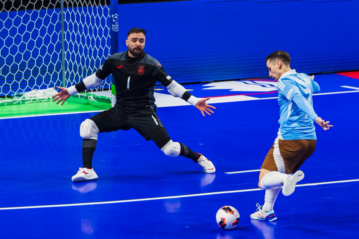 🧤 Son tan buenos que juegan los dos...

❤️ Hay que valorar el trabajo de nuestros porteros.

#OctavaGloria | #FutsalEuro