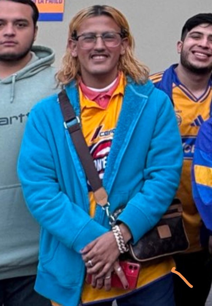 Este hijo de su puta madre se tatuó la firma de Maxi Meza, acosaba a Cortizo, le lloró y hasta fue a despedir a Ponchito, y ahora resulta que es tigre por un simple regalo de HEB jajajaja

Nos sacamos una lacra de encima, no hay devoluciones pendejos, es todo suyo <a href="/TigresOficial/">Club Tigres 🐯</a>