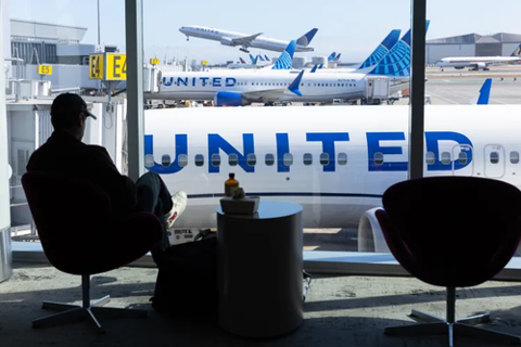Corporate ticket sales are looking strong so far in 2026, which is part of why United Airlines is bullish about the year ahead. Airlines have been relying on international and premium ticket sales as less-affluent consumers pull bac tinybfs.com/t/zaWoc9