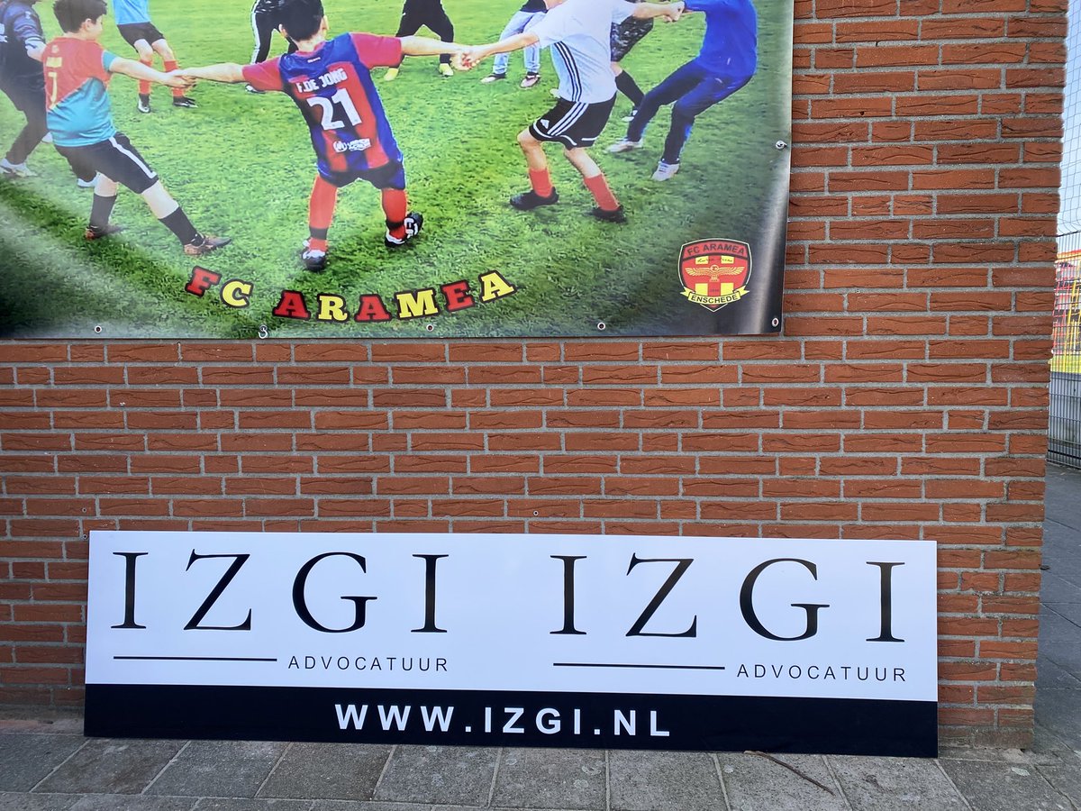 Een nieuw #reclamebord voor <a href="/fcaramea/">FC Aramea Enschede</a> uit Enschede. @IZGIadvocaten is de sponsor op sportpark Wesselerbrink-zuid #boarding