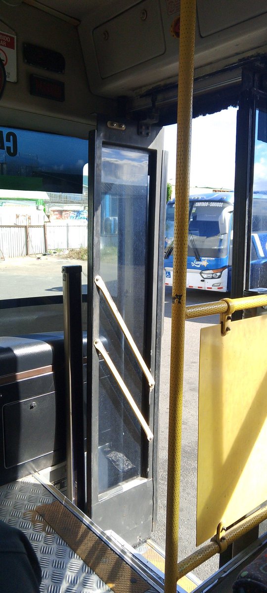 Hoy la mayoría de usuarios me veían raro , y bajando todos los q pude ver veían hacia adelante...