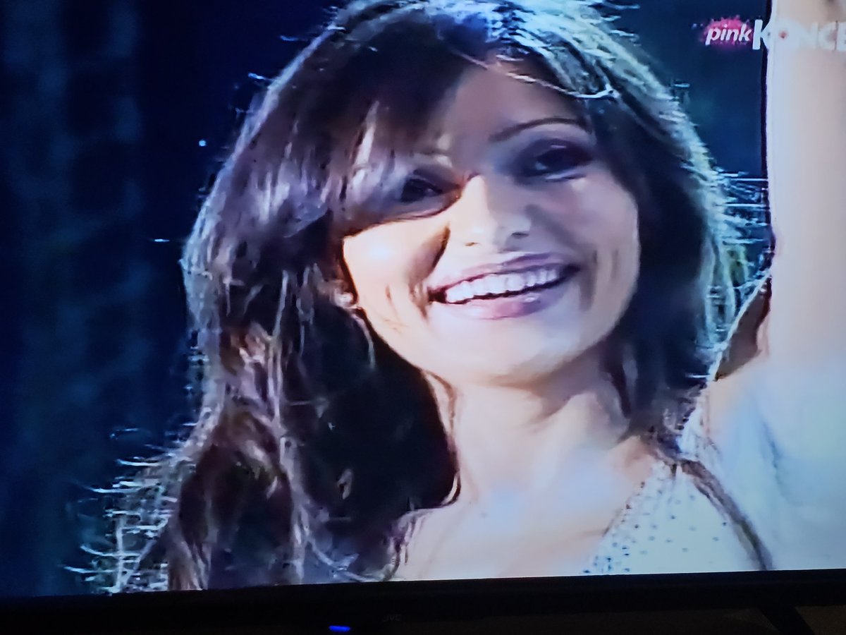 Trenutno na Pink Koncert se prikazuje koncert sa Marakane 15.6.2002 Najlepša! ❤️