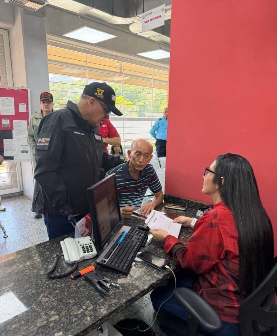 SENIAT_Oficial's tweet photo. ¡CONSTRUIMOS FUTURO! 🇻🇪❤️

En esta tarde del #29Ene, me encuentro recorriendo las instalaciones del Sector de Tributos Internos Guarenas-Guatire, para verificar y supervisar la máxima operatividad del servicio.

¡Nosotros Siempre Venceremos! https://t.co/0IIAipvJDT