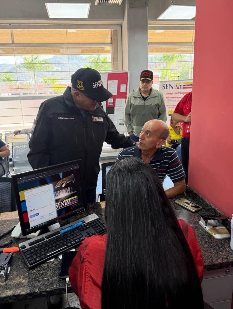 SENIAT_Oficial's tweet photo. ¡CONSTRUIMOS FUTURO! 🇻🇪❤️

En esta tarde del #29Ene, me encuentro recorriendo las instalaciones del Sector de Tributos Internos Guarenas-Guatire, para verificar y supervisar la máxima operatividad del servicio.

¡Nosotros Siempre Venceremos! https://t.co/0IIAipvJDT