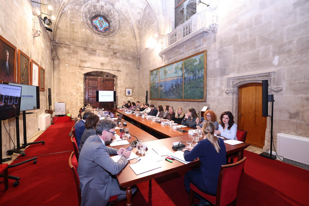 MargaProhens's tweet photo. ✔️ Seguim fent feina, centrats en el que importa, per millorar els serveis públics de les Illes Balears. 

Avui, a les taules de Govern, ha estat el torn d’@EDUN_IB, amb una aposta clara per més inversions en infraestructures educatives, la modernització dels centres i la recuperació dels coneixements, premiant l’esforç i l’excel·lència.

També amb @GOIB_Social, amb l’objectiu prioritari de reduir les llistes d’espera en discapacitat i dependència, agilitzar procediments i garantir una atenció m��s digna i justa per a les famílies de les nostres illes.