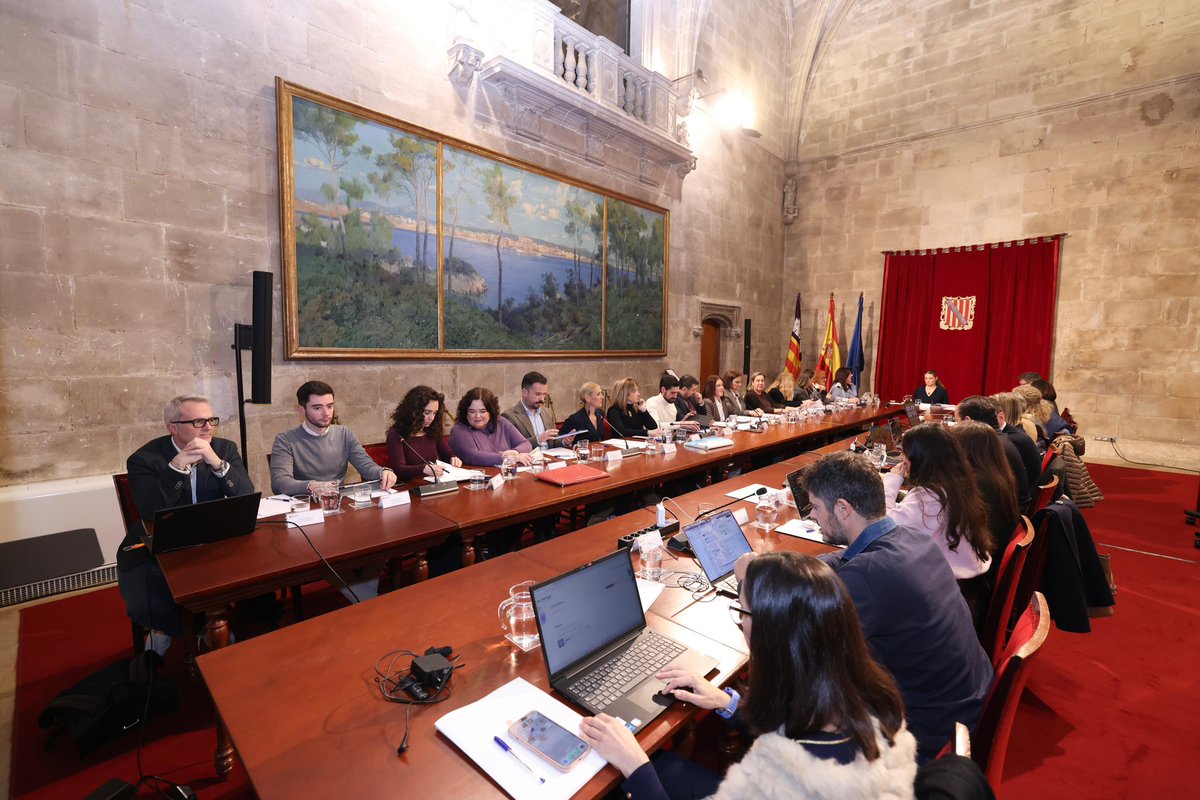 MargaProhens's tweet photo. ✔️ Seguim fent feina, centrats en el que importa, per millorar els serveis públics de les Illes Balears. 

Avui, a les taules de Govern, ha estat el torn d’@EDUN_IB, amb una aposta clara per més inversions en infraestructures educatives, la modernització dels centres i la recuperació dels coneixements, premiant l’esforç i l’excel·lència.

També amb @GOIB_Social, amb l’objectiu prioritari de reduir les llistes d’espera en discapacitat i dependència, agilitzar procediments i garantir una atenció m��s digna i justa per a les famílies de les nostres illes.