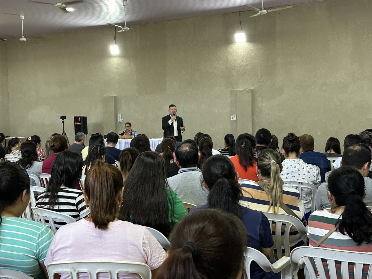 DiputadosPy's tweet photo. Conversatorio sobre reforma de la Caja Fiscal reunió a gremios docentes de Ñeembucú

(Redacción: Prensa - Dirección de Comunicación). En la mañana de este jueves tuvo lugar un conversatorio que reunió a representantes de varios gremios docentes del departamento de Ñeembucú, en el décimo segundo departamento del país. El tema central fue el proyecto de ley “Que establece medidas para la reforma del Sistema de Jubilaciones y Pensiones del Sector Público (Reforma de la Caja Fiscal)”.

El evento fue organizado por el diputado Diosnel Aguilera (PLRA-Ñeembucú), en el local de la Asociación de Educadores de Ñeembucú; y contó con la presencia de dirigentes de la Federación de Educadores del Paraguay (FEP).

➕ INFO en: https://t.co/Rhu9zRA1yN