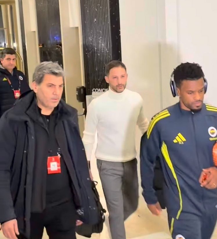 Tedesco'nun maç için giydiği kazağa baksanıza bi