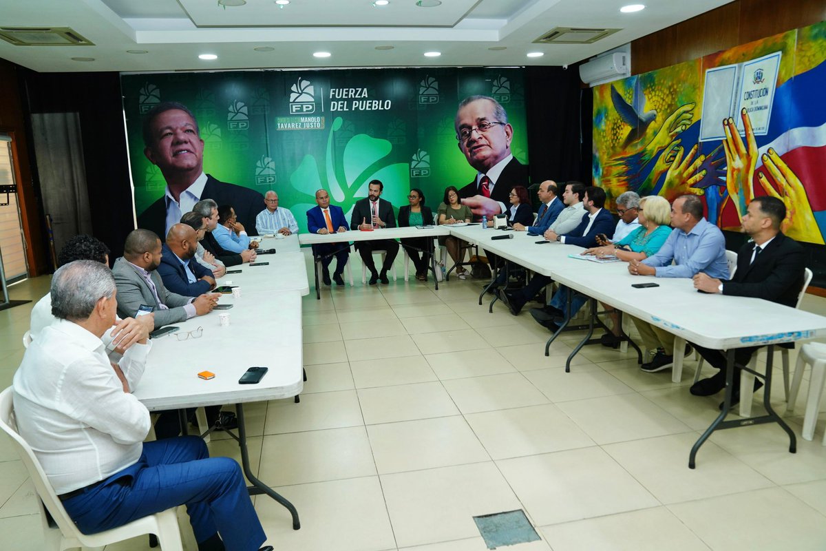 rafaelpazRD's tweet photo. Primera reunión preparatoria de la Dirección Ejecutiva de la Fuerza del Pueblo en el Distrito Nacional.

Avanza el proceso de institucionalización, fortalecimiento y unidad del partido.
Definimos coordinaciones para los plenos de las circunscripciones, en articulación con la Secretaría Nacional de Organización, y conformamos comisiones de trabajo para tareas urgentes de la estructura.

Orden, método, organización y unidad.
El camino hacia 2028 sigue tomando forma. 💚🦁

@LeonelFernandez 
@FPcomunica 
@OmarLFernandez 
@radhamesjimenez 
@antonioflorian_